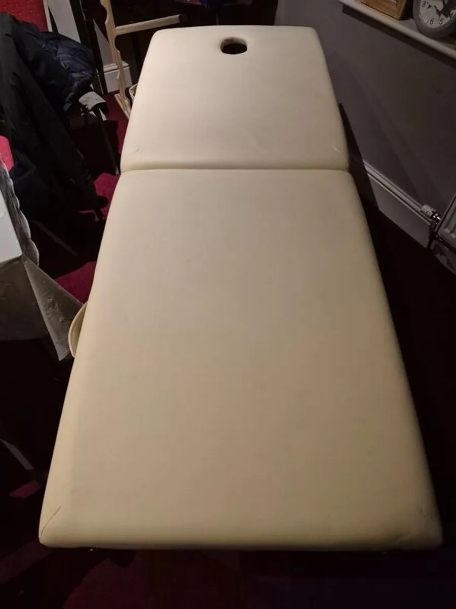 massage table - Image 1
