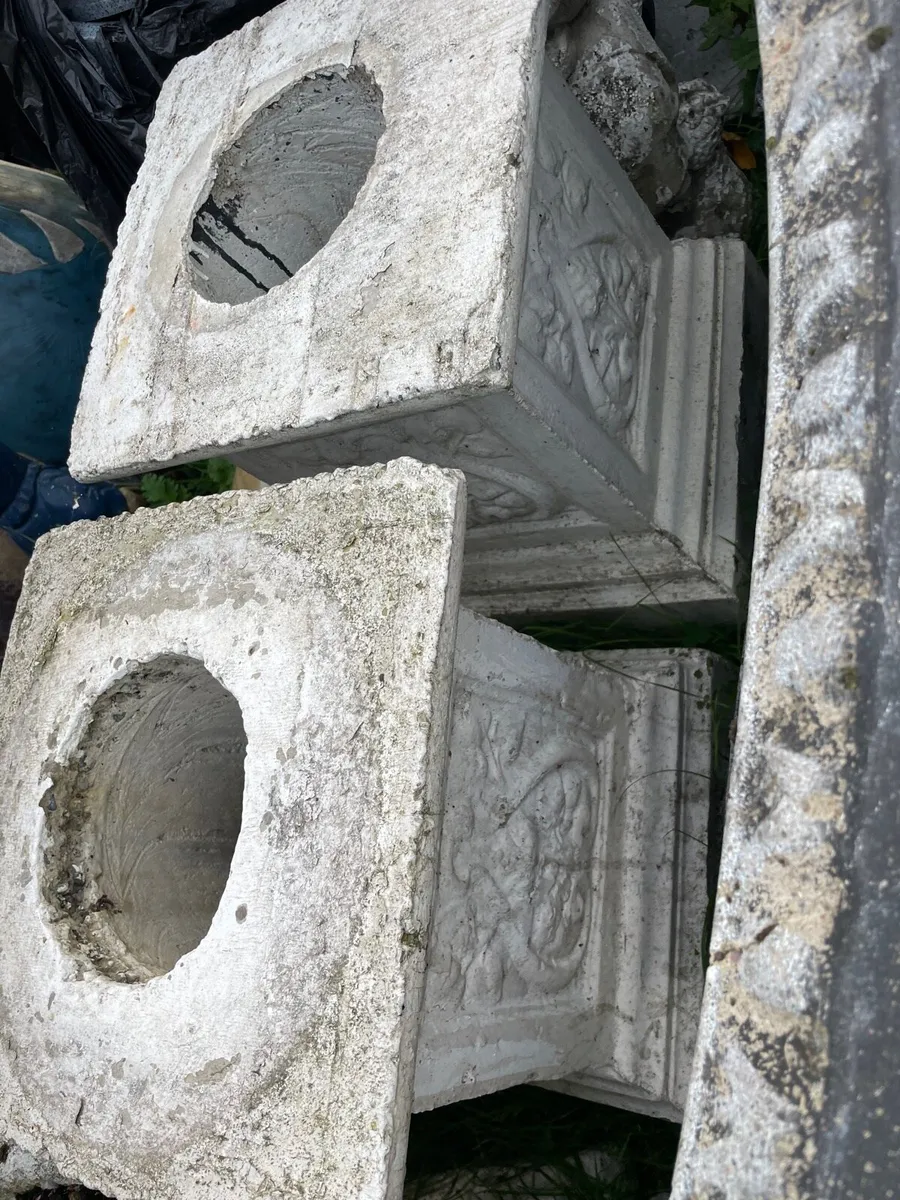 2 concrete flower pots + base - Image 2