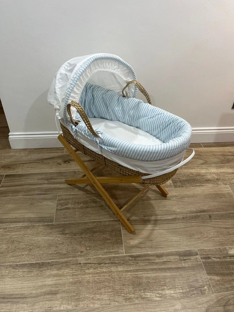 Palm Moses Basket with Folding Stand - Image 1
