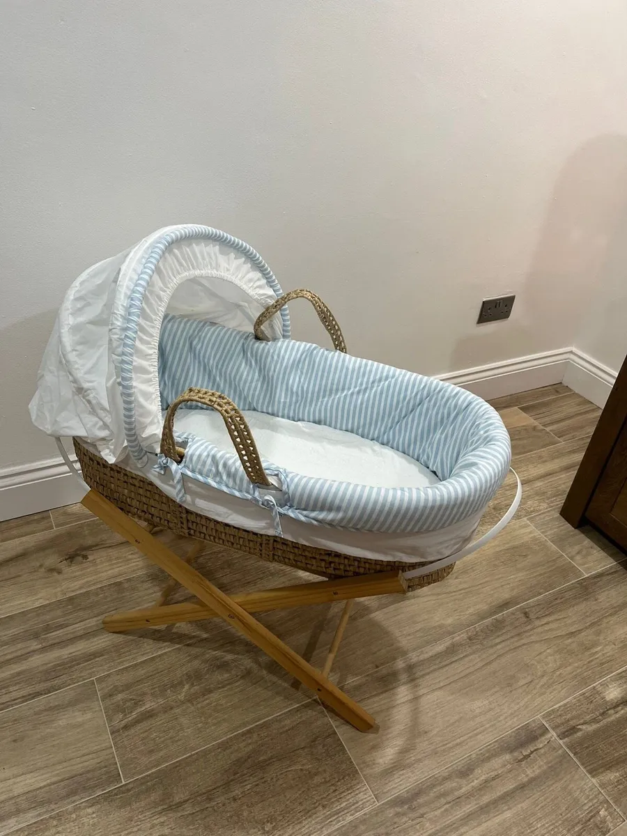 Palm Moses Basket with Folding Stand - Image 2