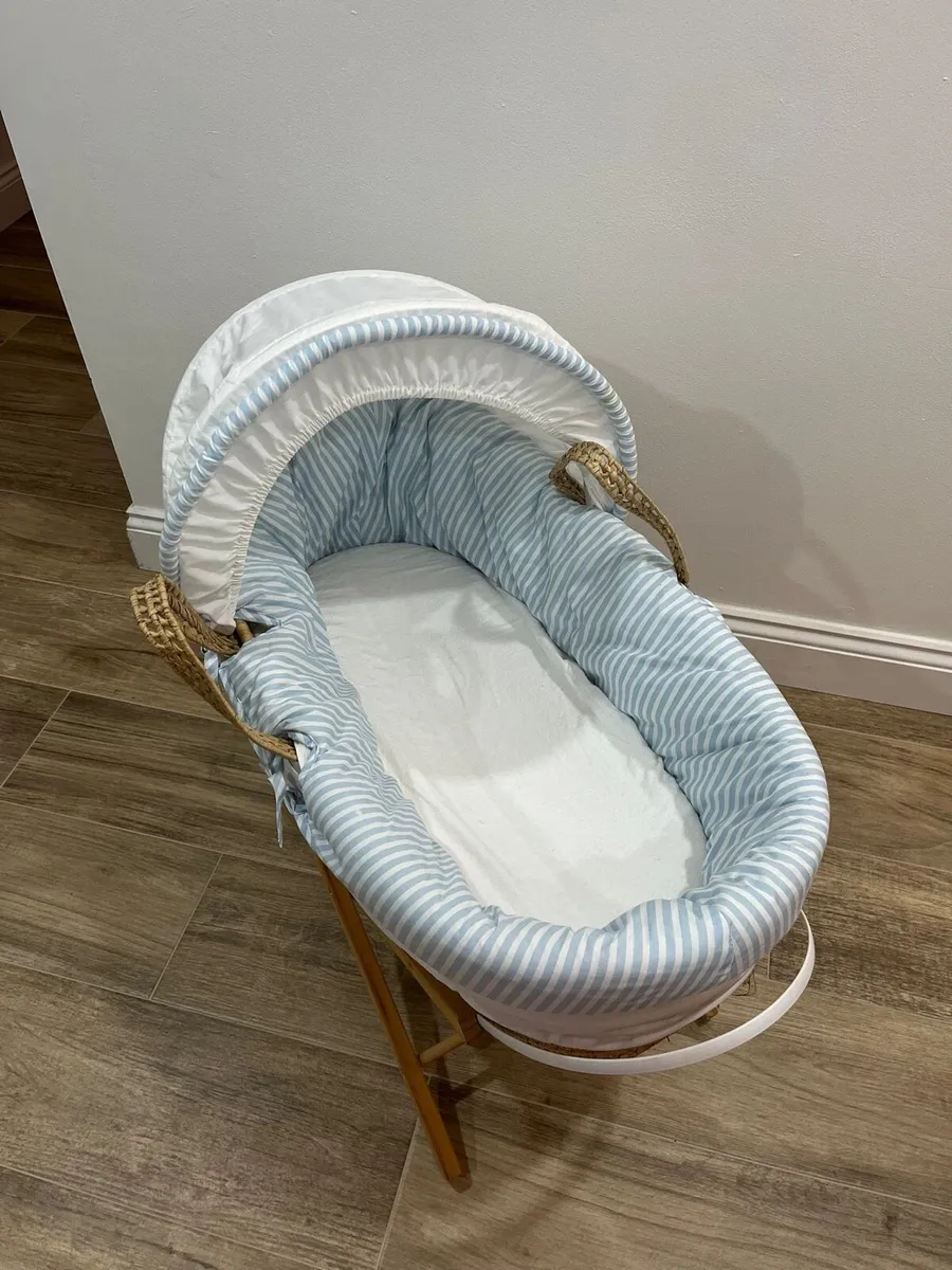 Palm Moses Basket with Folding Stand - Image 4