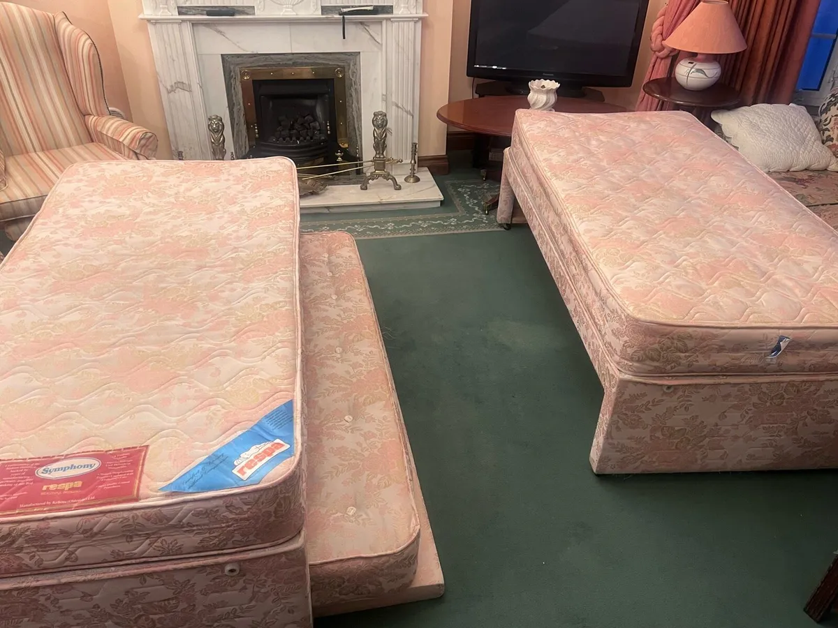 Single bed with pull out mattress and base x 2 - Image 1