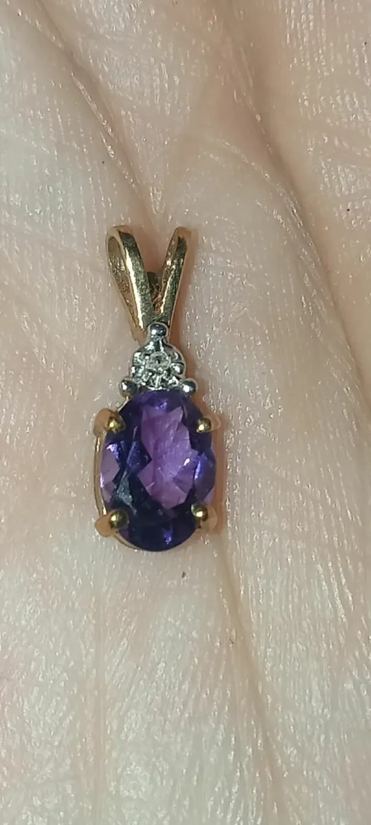 TINY, PRETTY 9ct GOLD DIAMOND AND AMETHYST PENDANT - Image 1