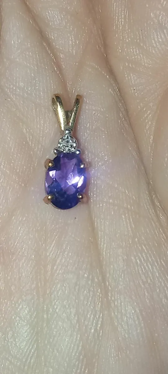 TINY, PRETTY 9ct GOLD DIAMOND AND AMETHYST PENDANT - Image 3