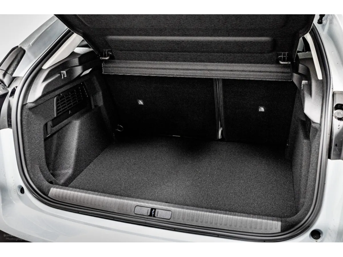 Citroen C4 PLUS Hybrid Auto 145HP - Image 2
