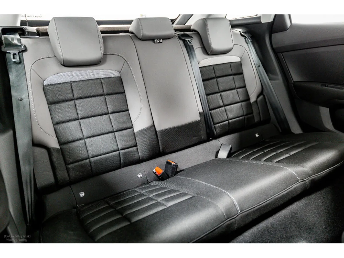 Citroen C4 PLUS Hybrid Auto 145HP - Image 4