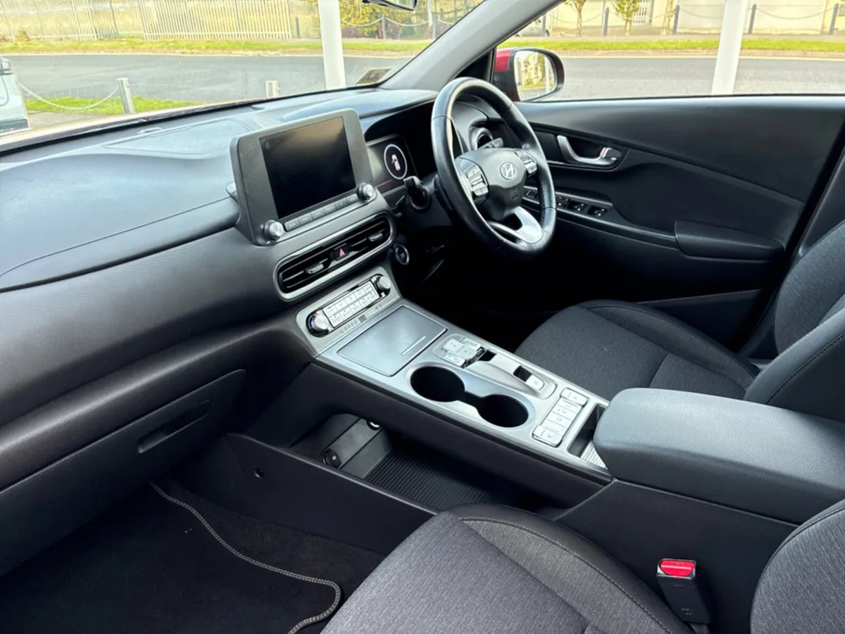 Hyundai KONA KAUAI EXECUTIVE 39 EV 5DR AUTO - Image 3