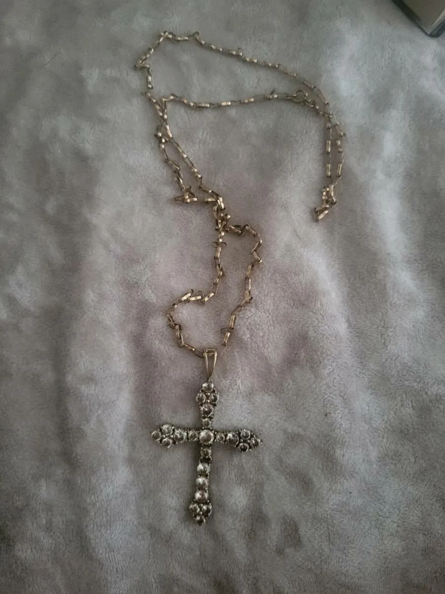 Cross and chain - Image 1