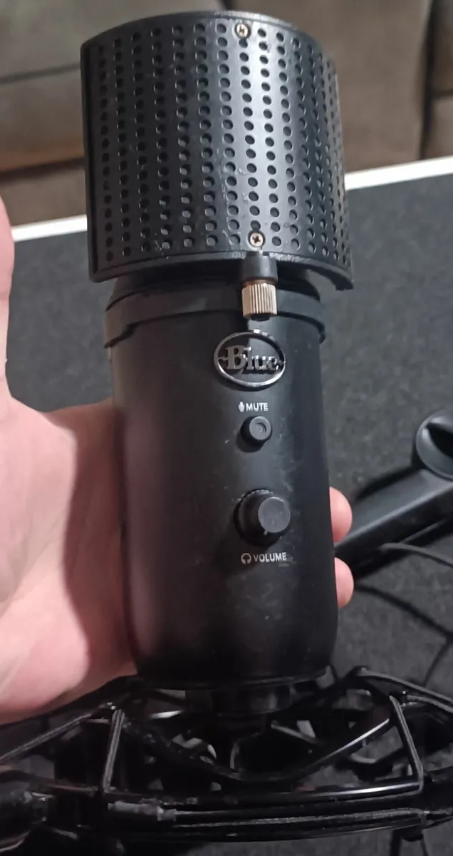 Logitech Blue Yeti USB Microphone with Boom Arm - Image 3