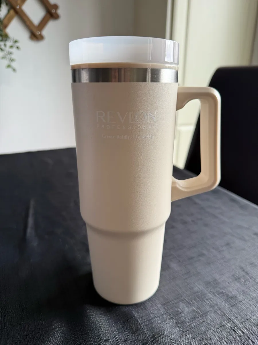 Brand new quencher tumbler flask with straw - Image 3
