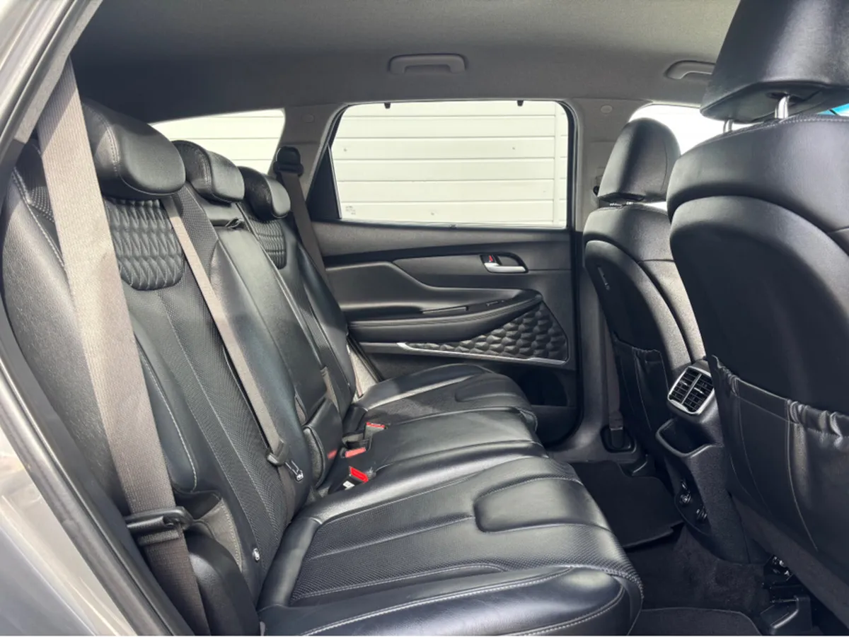 Hyundai Santa Fe 2WD EXECUTIVE PLUS 5DR - Image 4