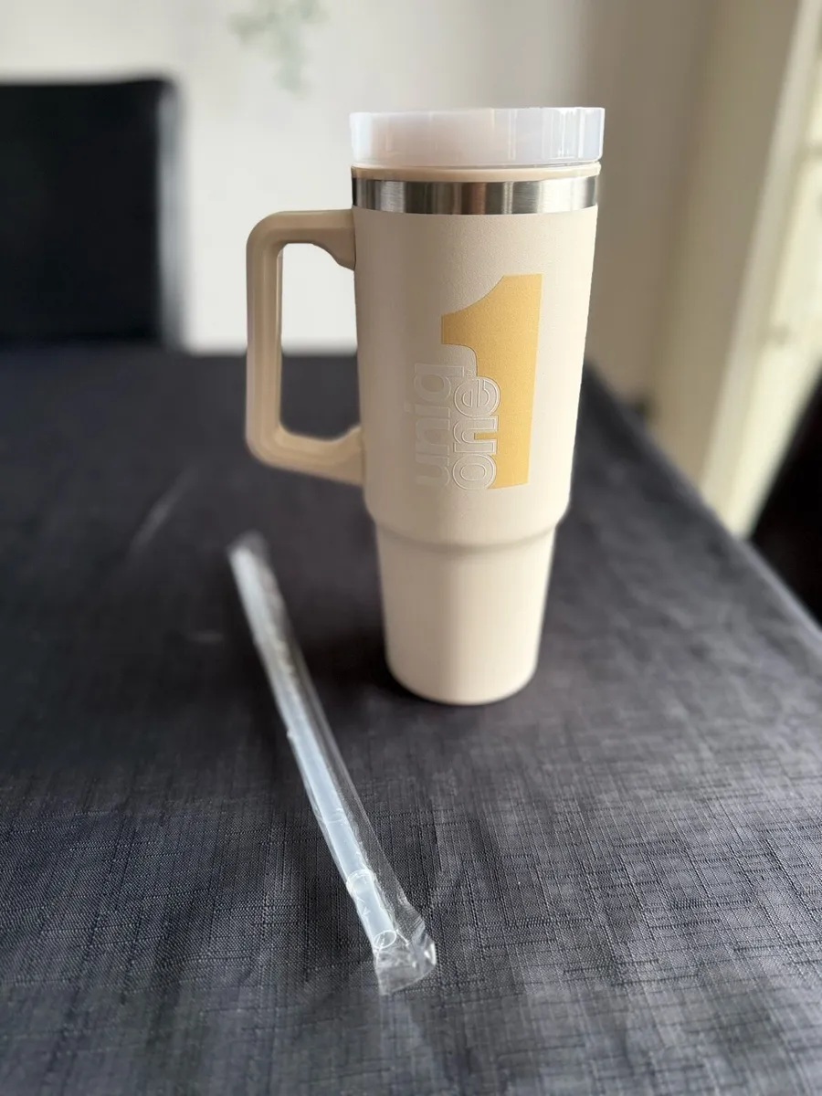 Brand new quencher tumbler flask with straw - Image 1