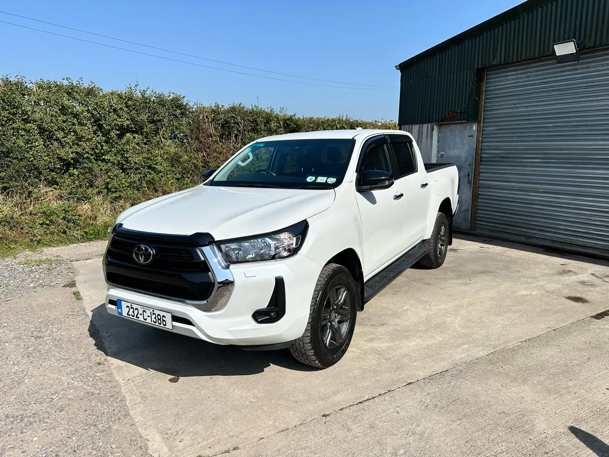 2023 Toyota Hilux SR5 low km - Image 1