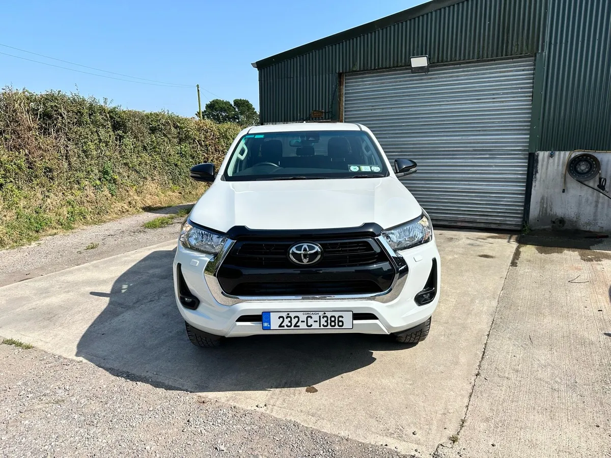 2023 Toyota Hilux SR5 low km - Image 3