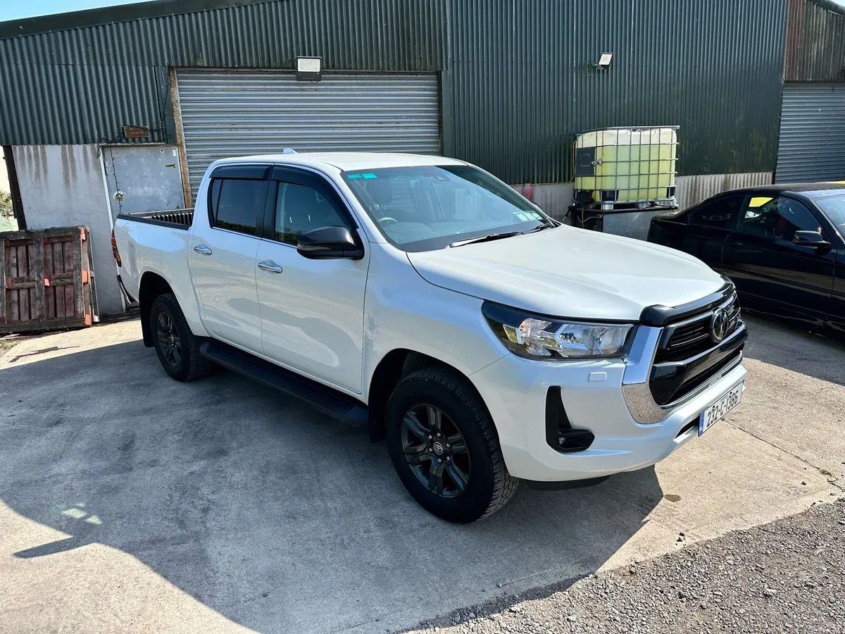 2023 Toyota Hilux SR5 low km - Image 4