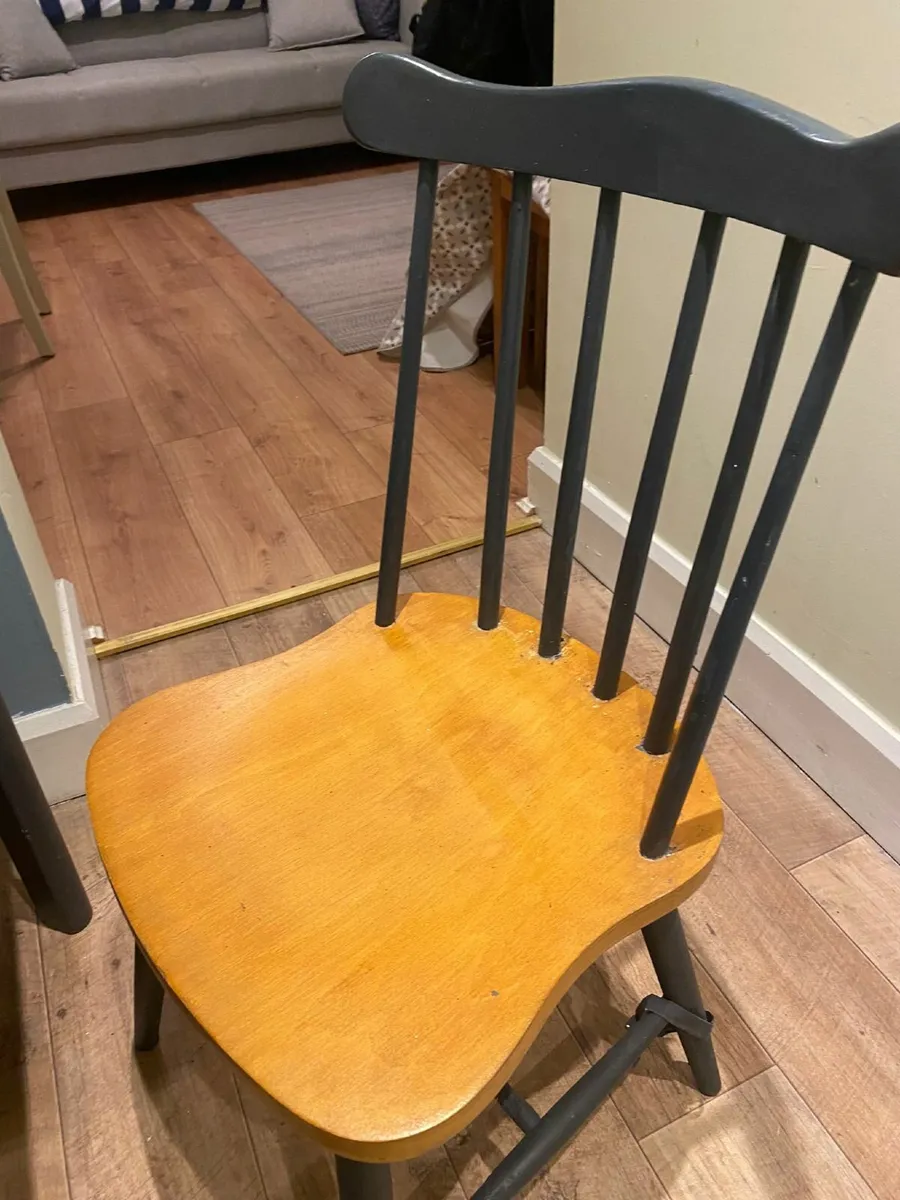Table and chairs - Image 1