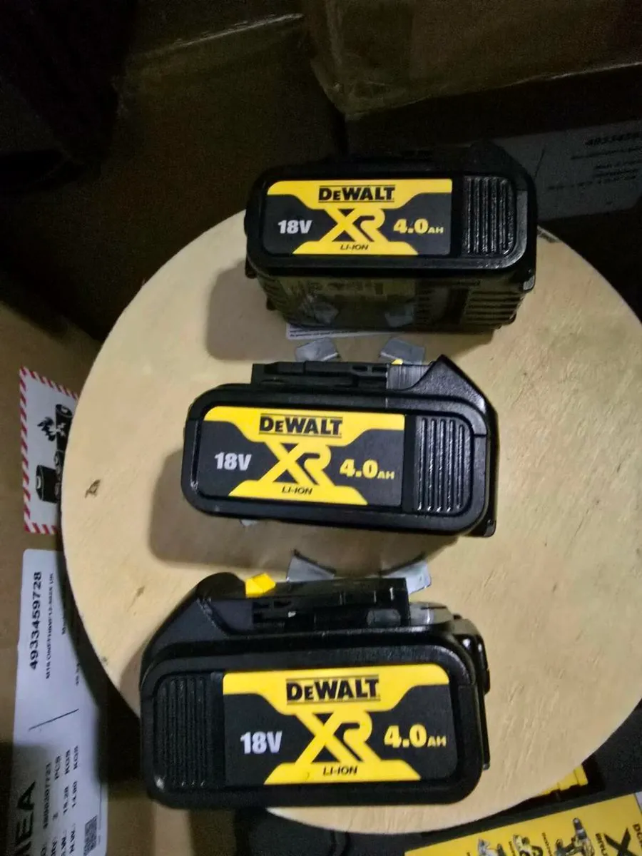 Dewalt Dcb182 18v Xr 4.0ah Li-ion Battery - Image 1