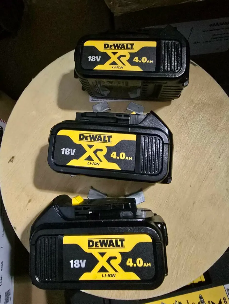 Dewalt Dcb182 18v Xr 4.0ah Li-ion Battery - Image 2