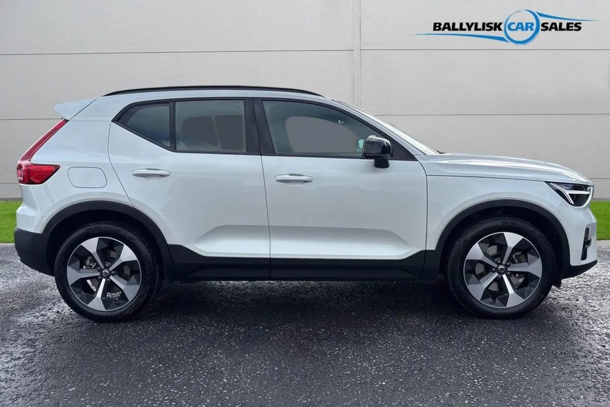 Volvo XC40 2.0 197PS B4P Mhev Plus Dark Auto in W - Image 3