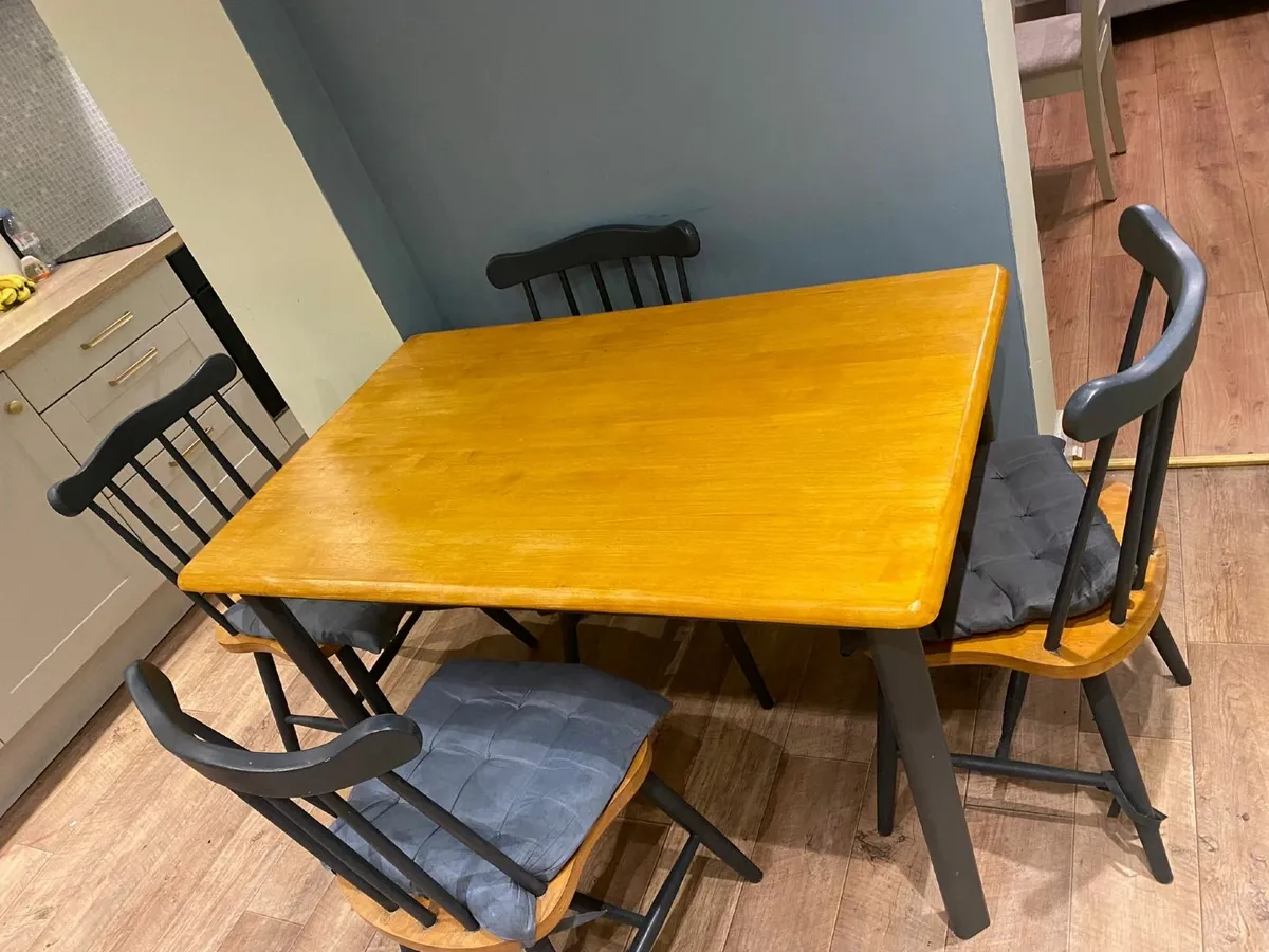 Table and chairs - Image 4