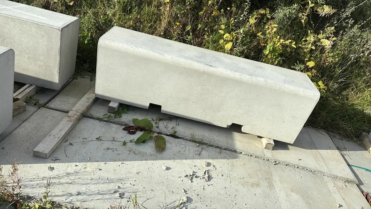 Concrete benches - Image 1