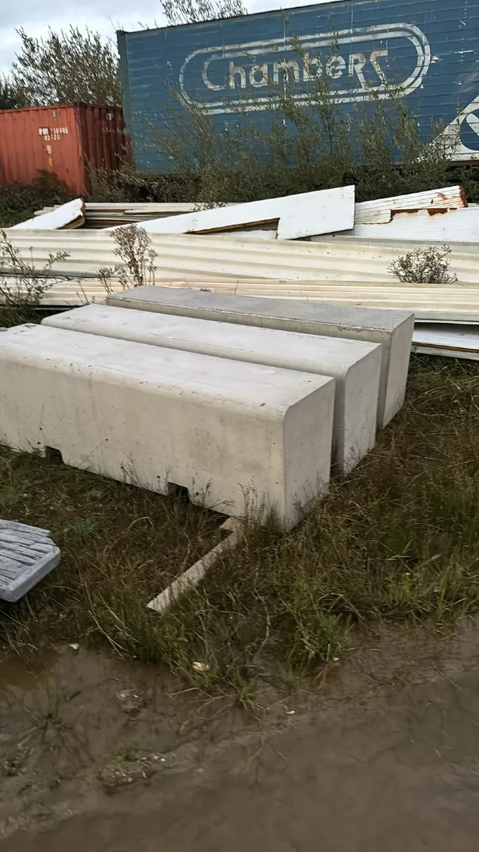 Concrete benches - Image 4