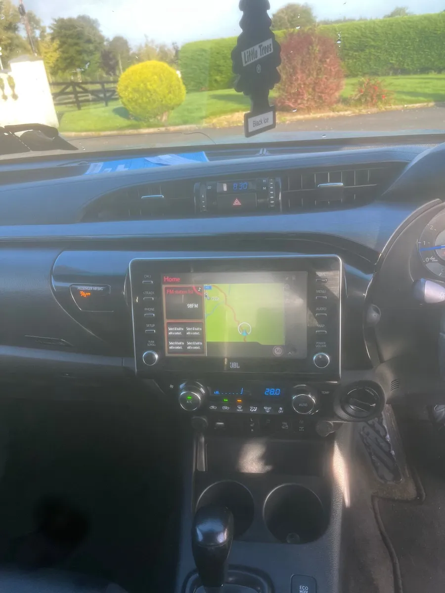 Toyota Hilux 2021 - Image 2