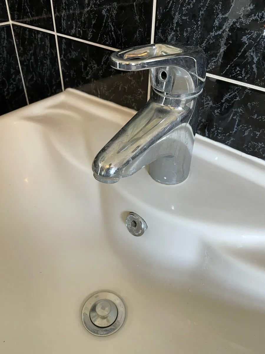 bath basin sink shower toilet doors radiator - Image 2