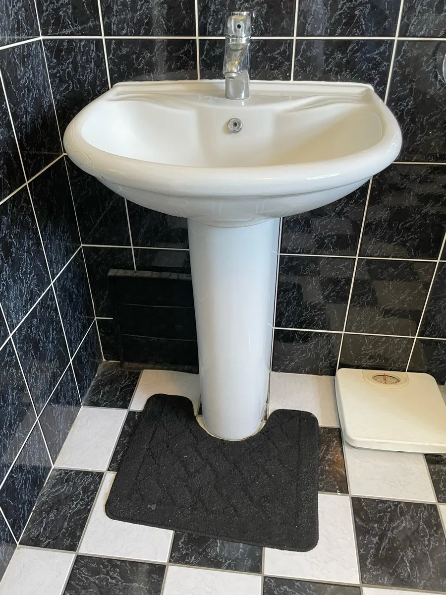 bath basin sink shower toilet doors radiator - Image 3