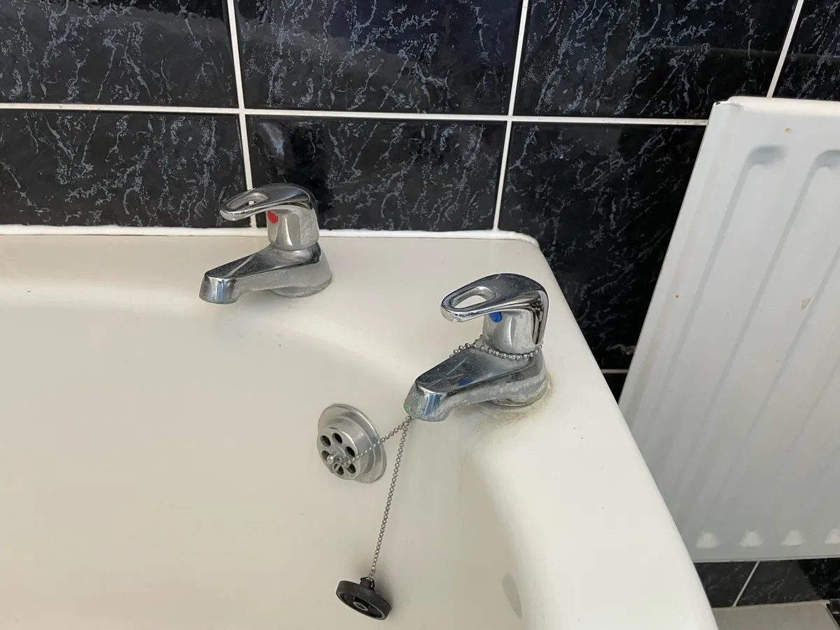 bath basin sink shower toilet doors radiator - Image 4