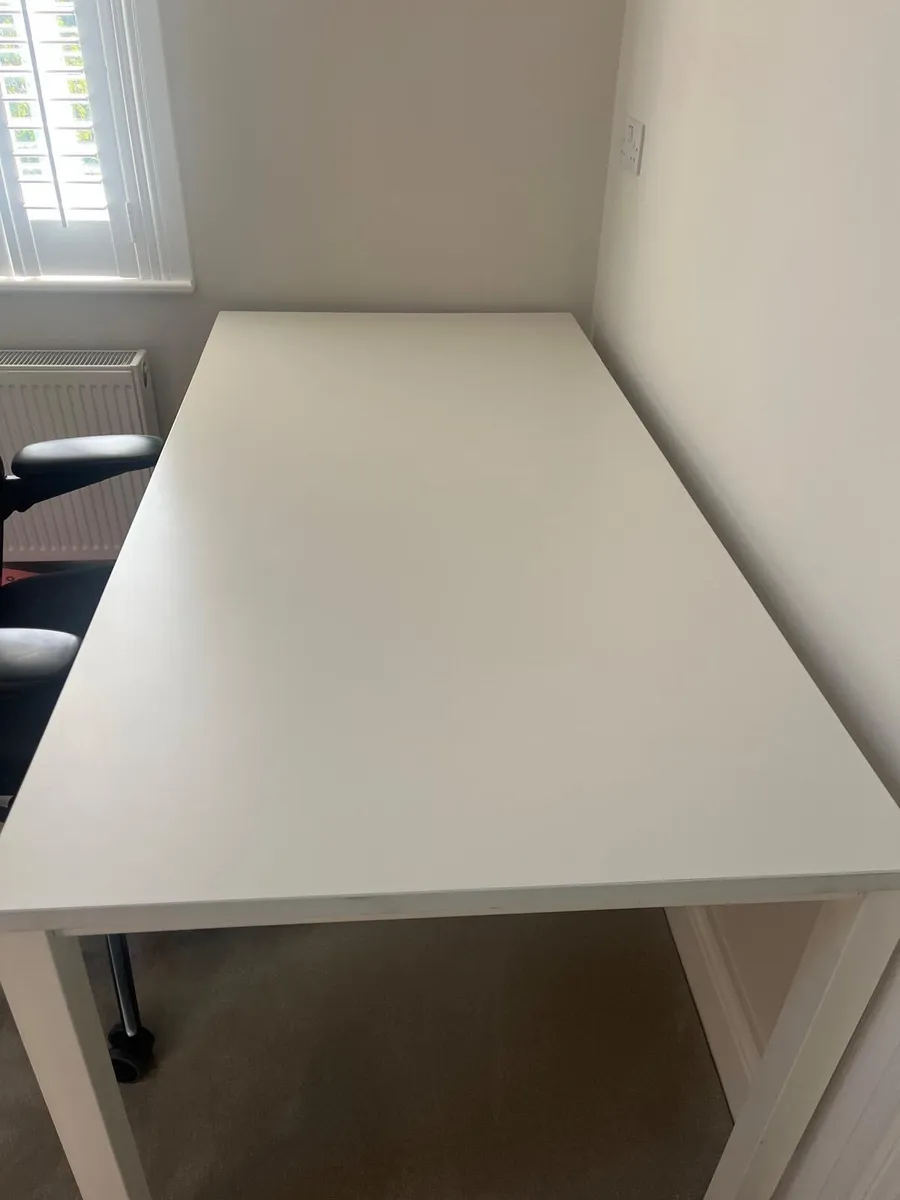 A desk - Image 2