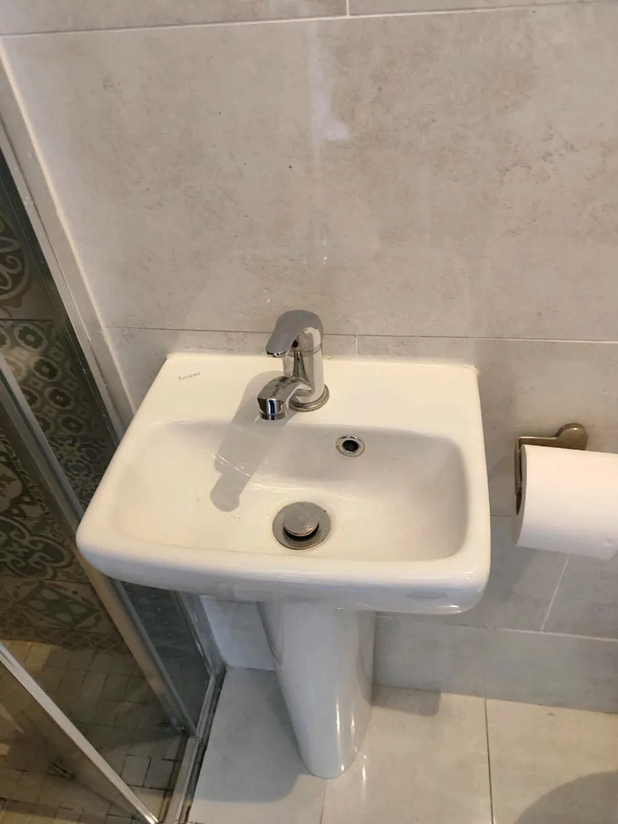 Small sink and mono tap - Image 1