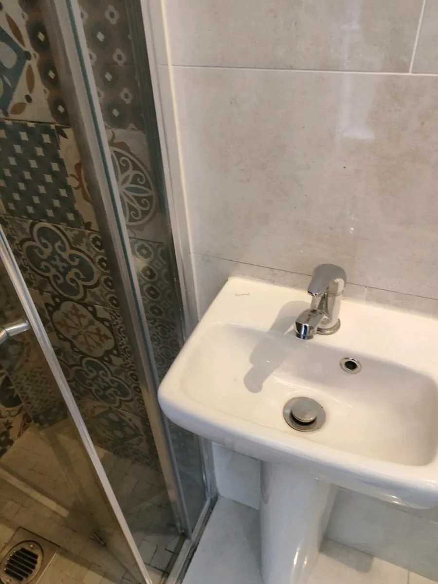 Small sink and mono tap - Image 2