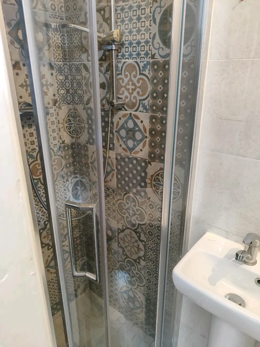 Small sink and mono tap - Image 3