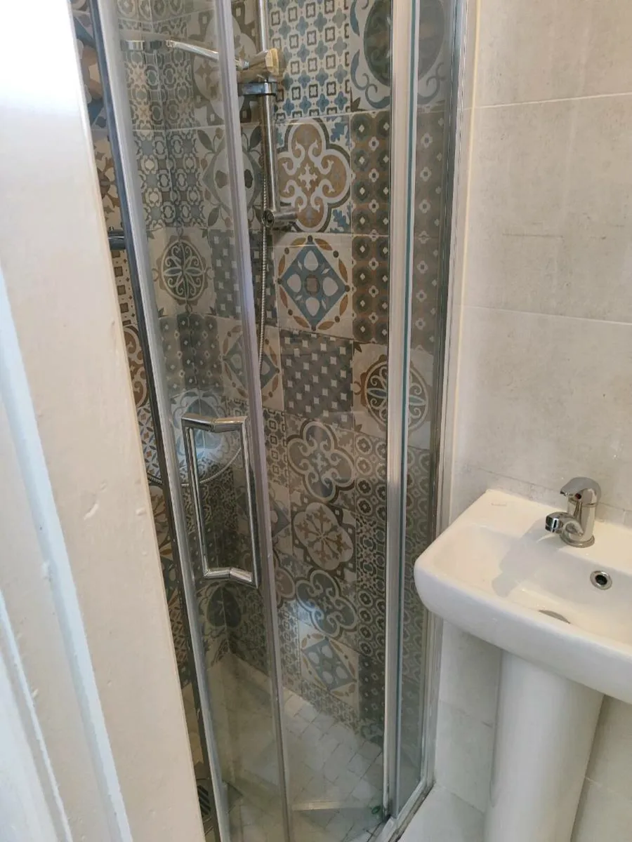 Small sink and mono tap - Image 4