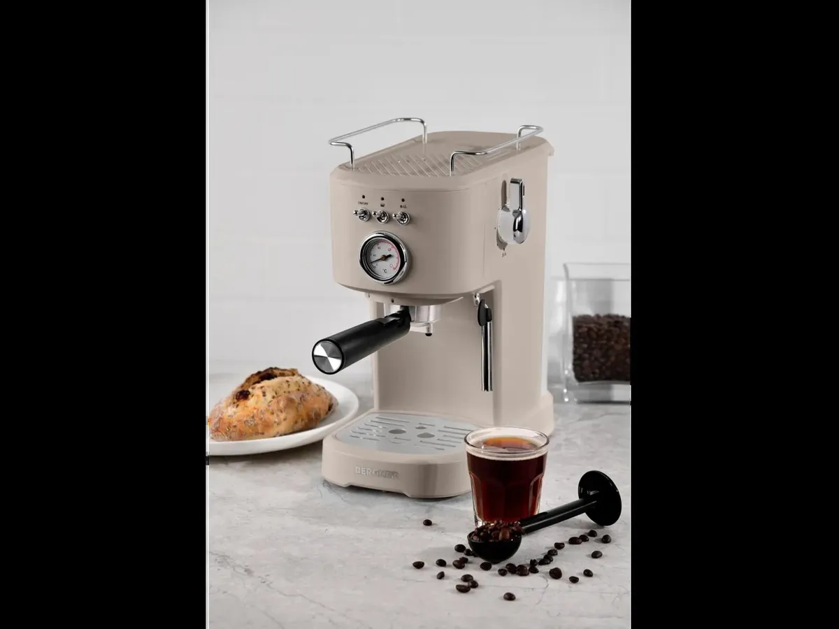 Bergner Retro 1100W Espresso Machine with Frother - Image 1