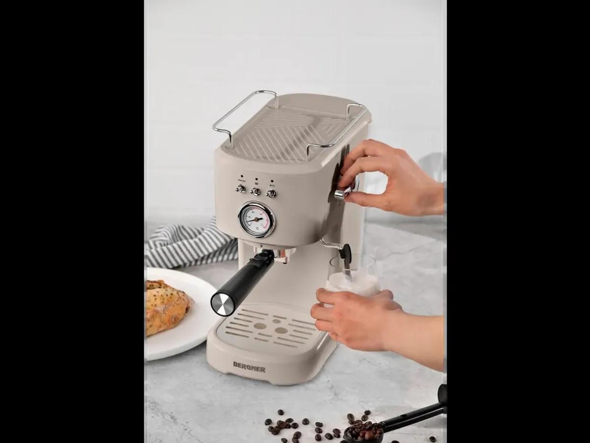 Bergner Retro 1100W Espresso Machine with Frother - Image 2