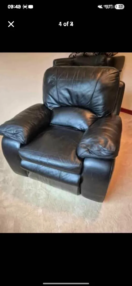 Leather 3 seater, 2 matching lazyboy sofas - Image 2