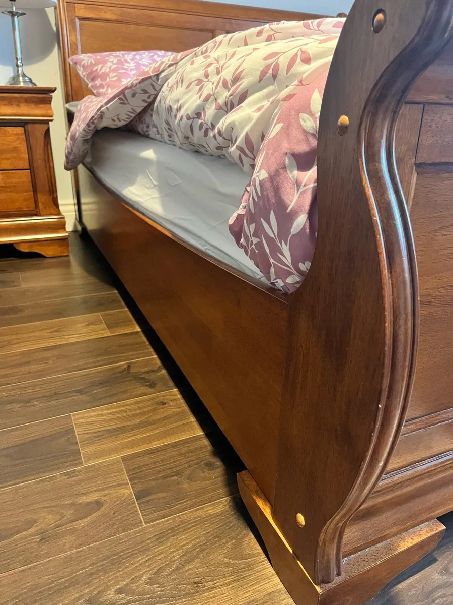 Double bed with matching lockers and mattress incl - Image 3