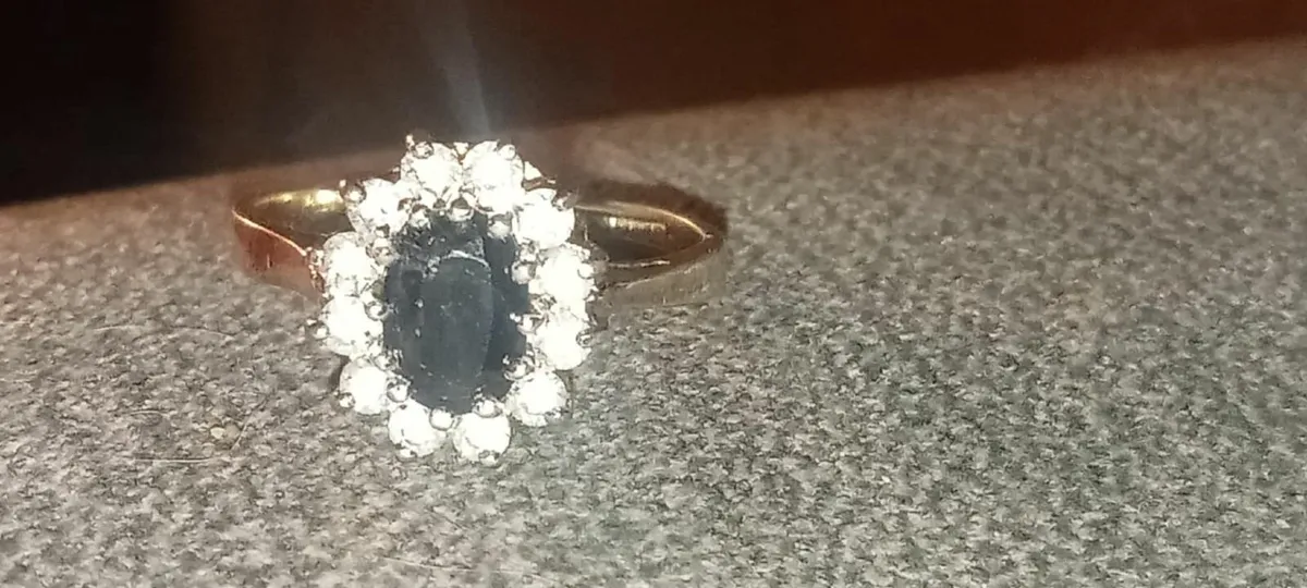 Stunning 9ct gold ring - Image 1