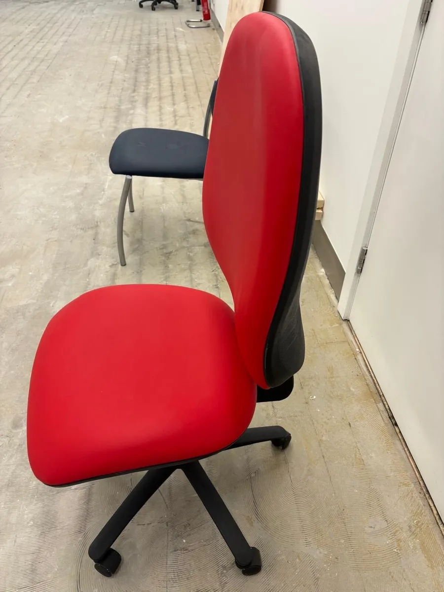 Red office chair - Image 3
