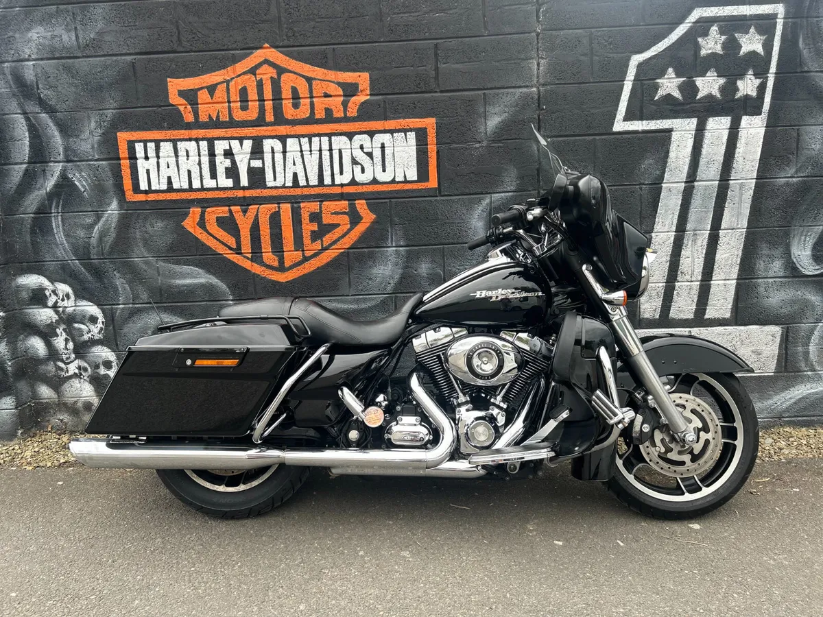 2011 HARLEY-DAVIDSON Street Glide - Image 1