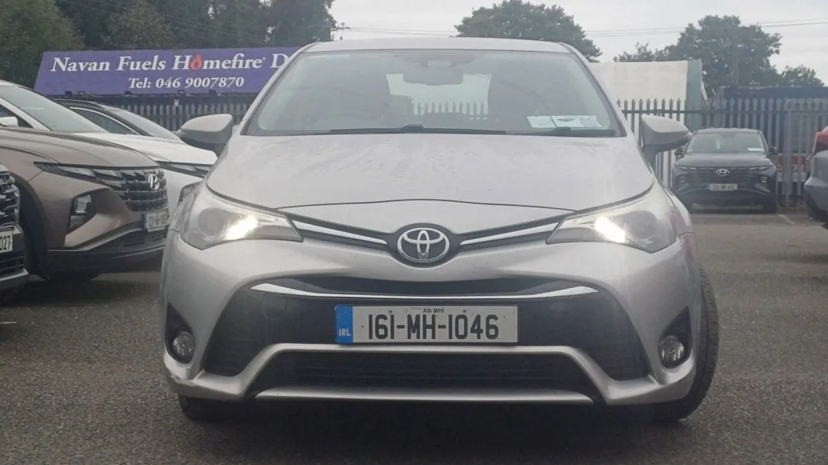 Toyota Avensis 1.6 D-4d Luna Navi Saloon - Image 2