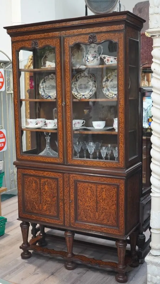 Exquisite 19th-Century French Marquetry Display Cabinet - Image 2