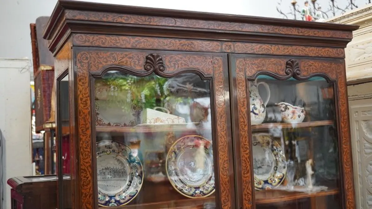 Exquisite 19th-Century French Marquetry Display Cabinet - Image 3