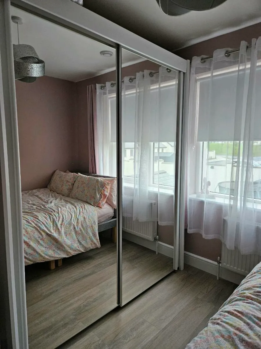 White 1.8m sliding wardrobe with glass doors
