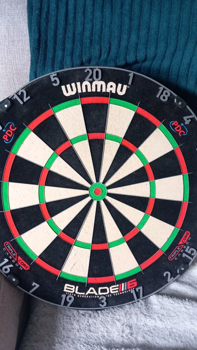Winmau blade 6 triple core dartboard - Image 1