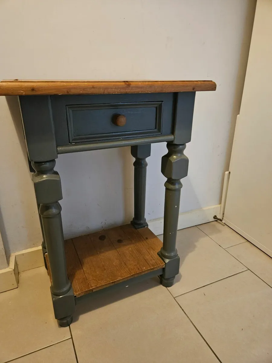 Small side table and iffice Bureau - Image 1