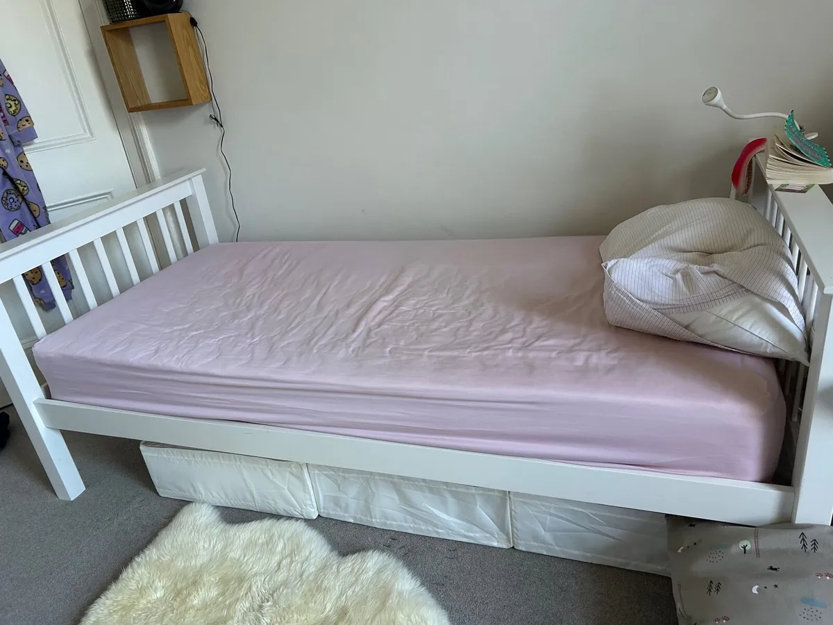 Single bed - Image 1