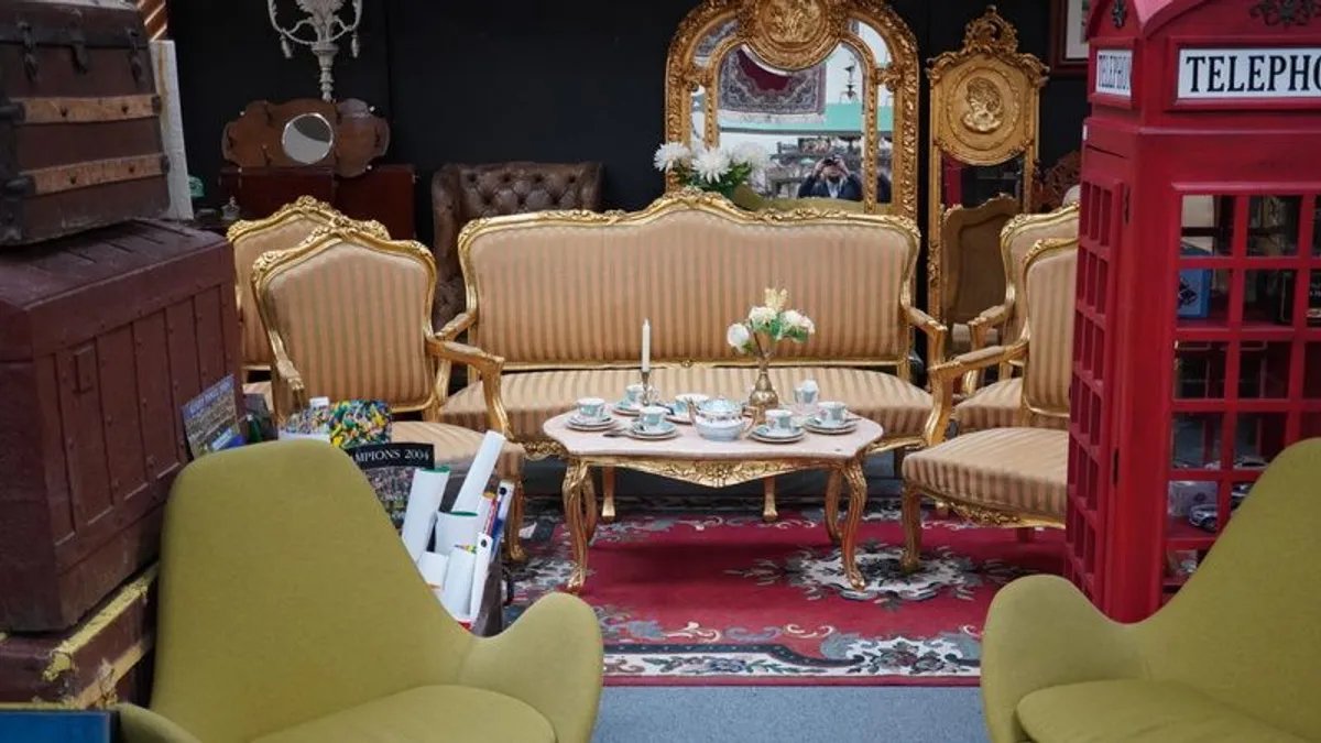 Elegant Spanish Salon Set - 6 Pieces - Image 1